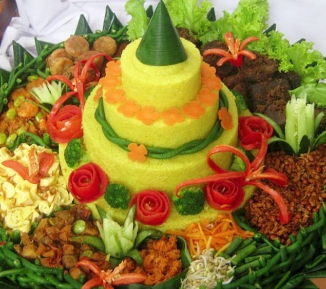 Eat-Tumpeng-as-Indonesian-Birthday-Tradition3-500x443