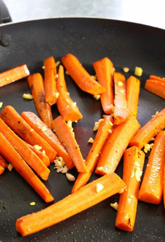 seared-chicken-sage-gravy-carrots-photo-698x1024