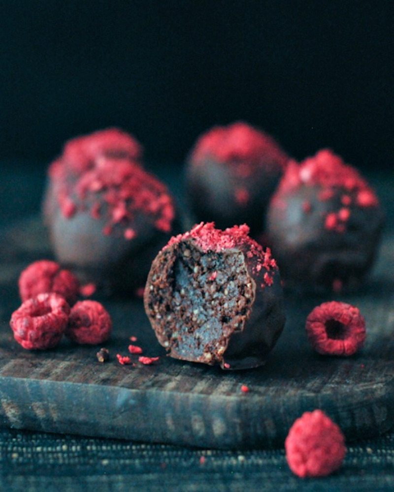 Raspberry-Dusted-Chocolate-Fudge-Brownie-Truffles-@spabettie