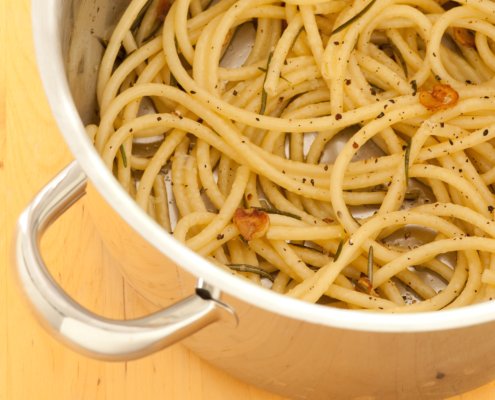 Spaghetti With Rosemary And Garlic: Pantry Cooking At Its Finest - Honest  Cooking