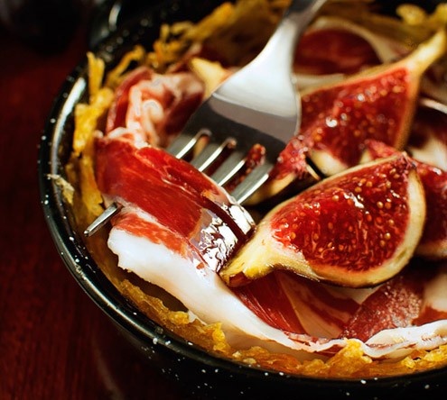 Potato nests with Ibérico ham and figs