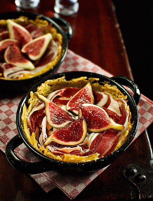 Potato nests with Ibérico ham and figs