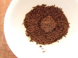 rolling brigadeiro in sprinkles