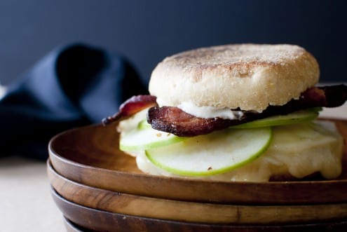 https://honestcooking.com/wp-content/uploads/2012/04/Apple_Bacon_Egg_Sandwich-495x331.jpg