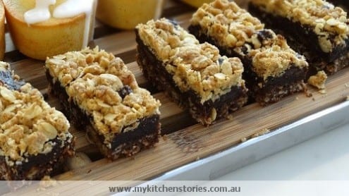 Crumbly chocolate and date slice