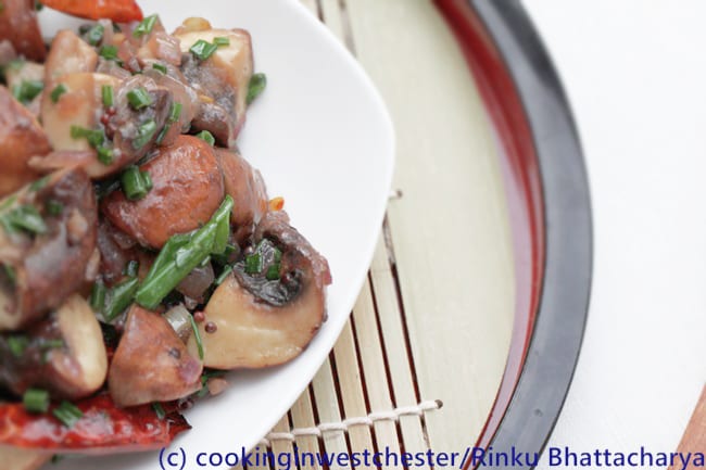Spicy Mushrooms with Garlic, Black Pepper and Chives