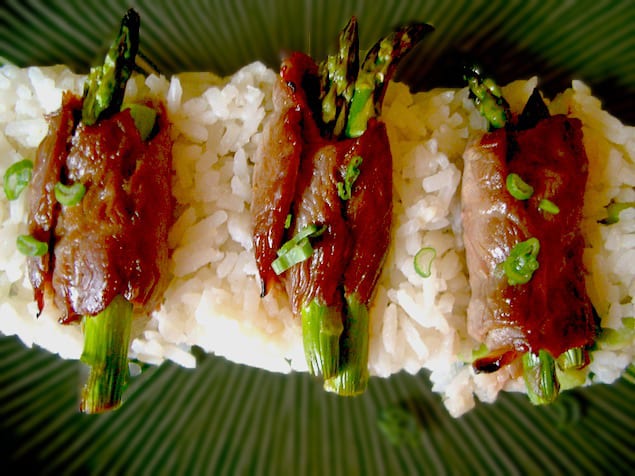Soy steak rolls with asparagus and scallions