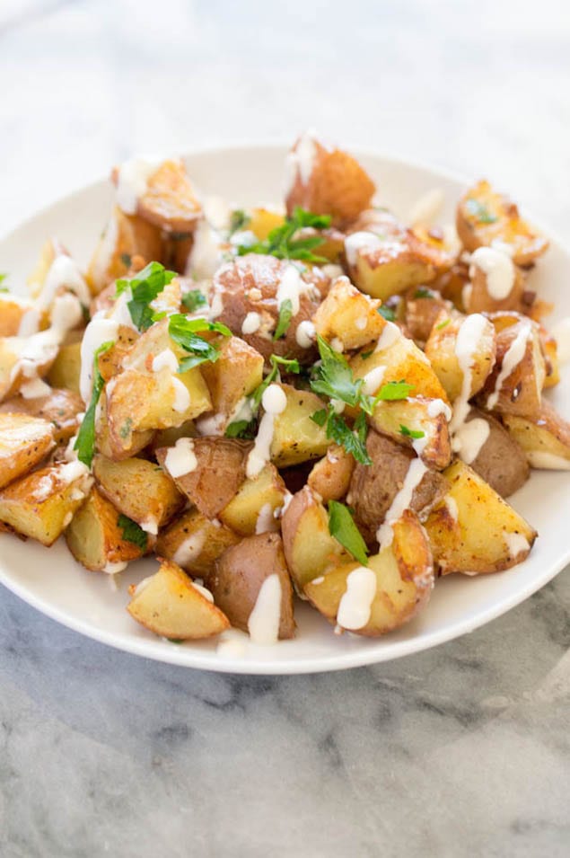 Garlic Roasted Potatoes with Creamy Horseradish Aioli