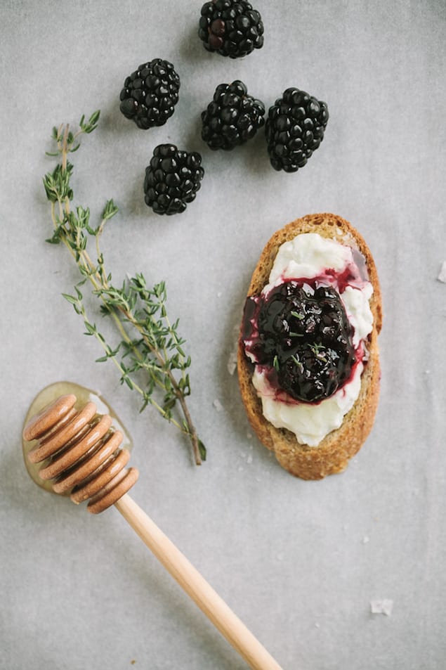blackberry-thyme-with-crostini-creamy-blue-cheese-2