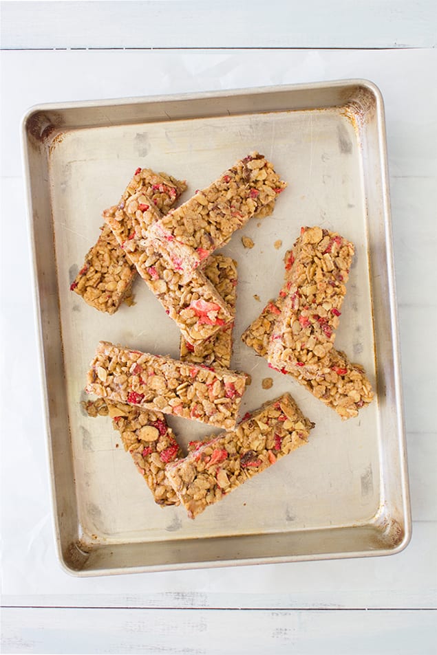 Granola bar recipes can include many ingredients and take hours to make, but this recipe calls for only five ingredients for easy brown rice cereal bars that are a perfect snack as we get back to the busy school year season.
