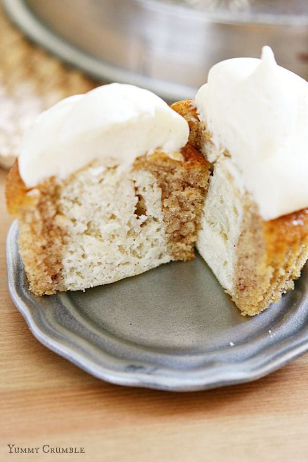 Cinnamon and Cream Cheese Snickerdoodle Cupcakes