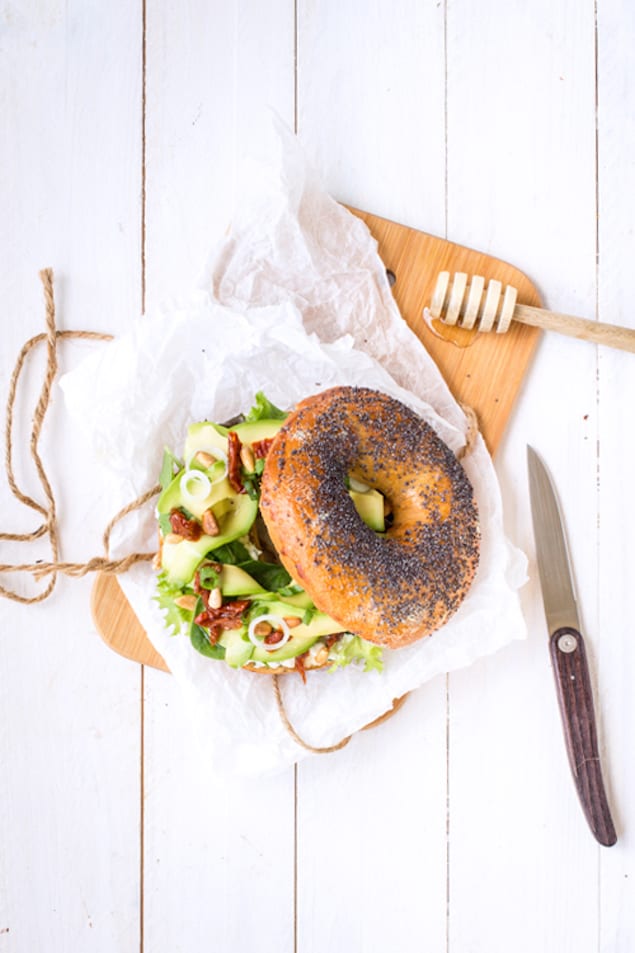 bagel-chevre-miel-avocat-tomates-sechees-miel-pignon3