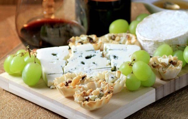 https://honestcooking.com/wp-content/uploads/2016/01/Gorgonzola-Walnut-Honey-Bites-by-Noshing-With-The-Nolands-5-Custom.jpg