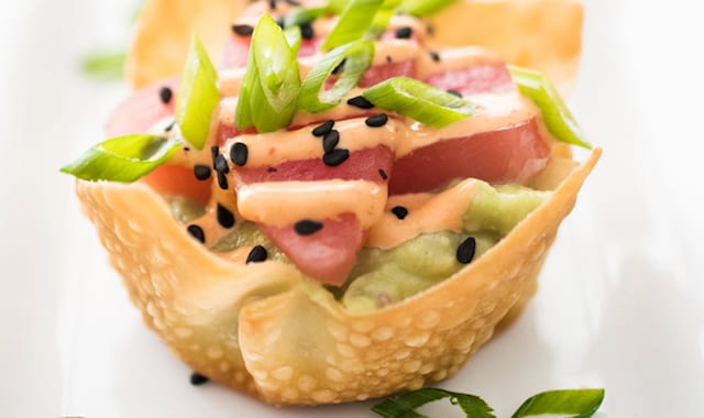 https://honestcooking.com/wp-content/uploads/2016/01/Tuna-Tartare-with-Avocado-and-Sriracha-Aioli-in-a-Baked-Wonton-Cup-3c.jpg