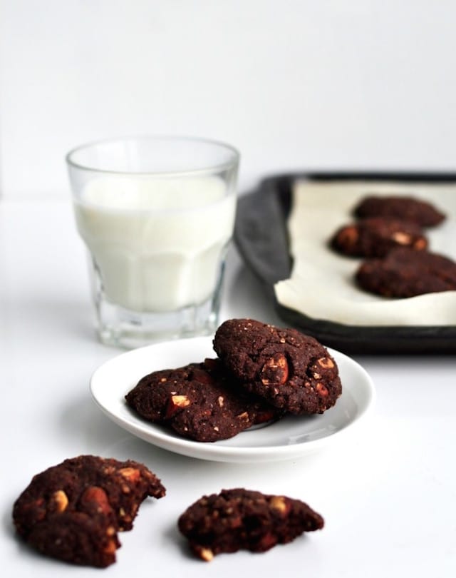 vegan chocolate and almond cookies1