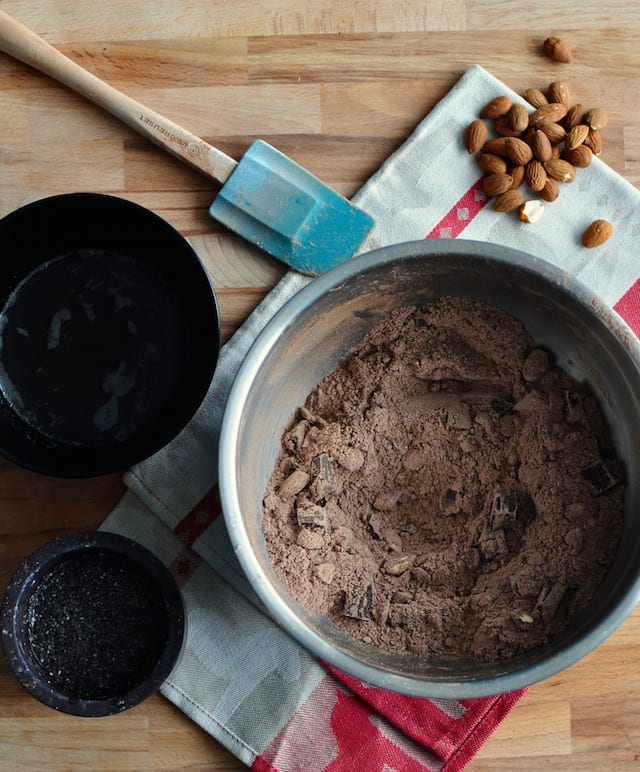 vegan chocolate and almond cookies2