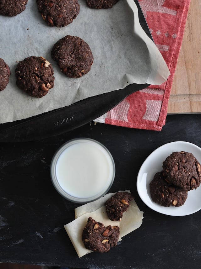 vegan chocolate and almond cookies3