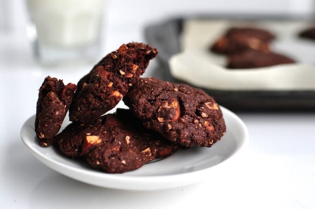 vegan chocolate and almond cookies4