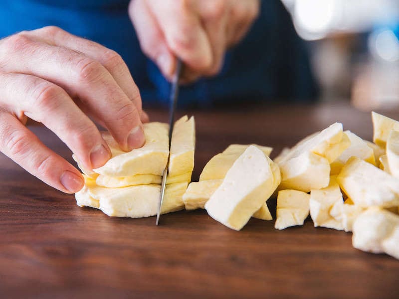 Сколько готовить сыр в духовке. Вареный сыр. Порезать сыр небольшими кусочками. Сыр в бумаге. Сыр варка.