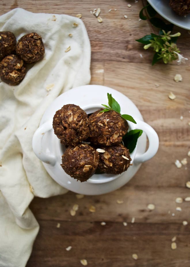 Cocoa Peanut Butter Energy Balls - 6 ingredients, no-bake energy balls that are filled with protein. Perfect for a healthy snack. 
