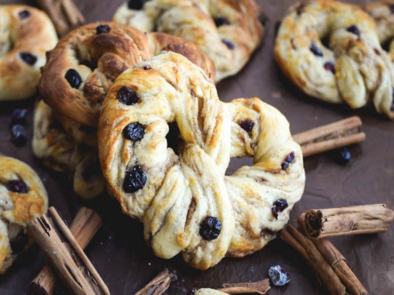 Cinnamon-Raisin-Swirl-Soft-Pretzels-3