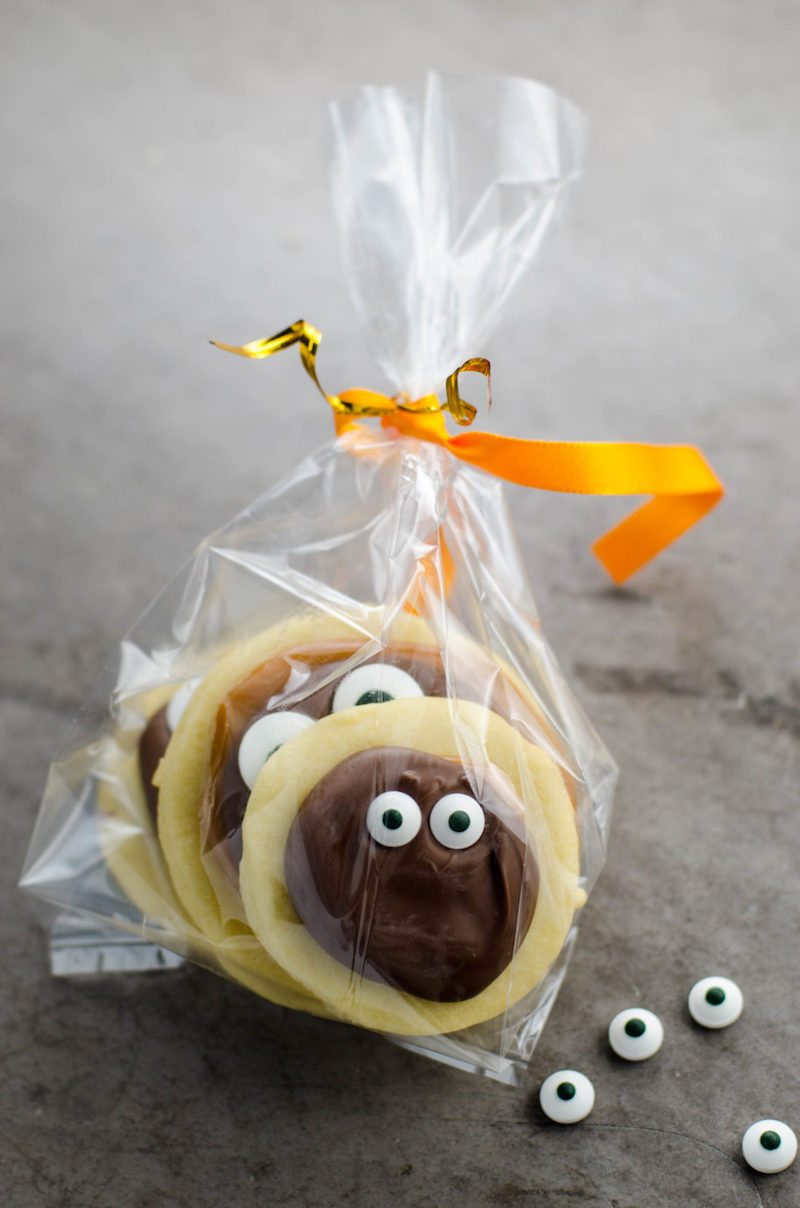 Homemade-Twix-Cookies-with-Googly-Eyes-Umami-Girl-4-914x1380