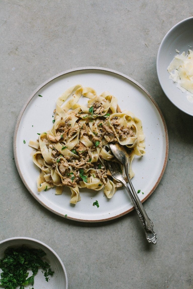 Creamy Slow Cooker Chicken and Mushroom Pasta - Honest Cooking by Kalle ...