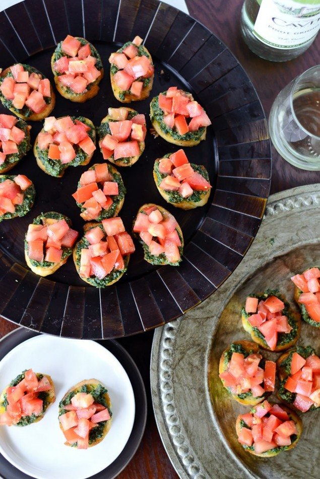 Easy Tomato and Pesto Bruschetta Bites