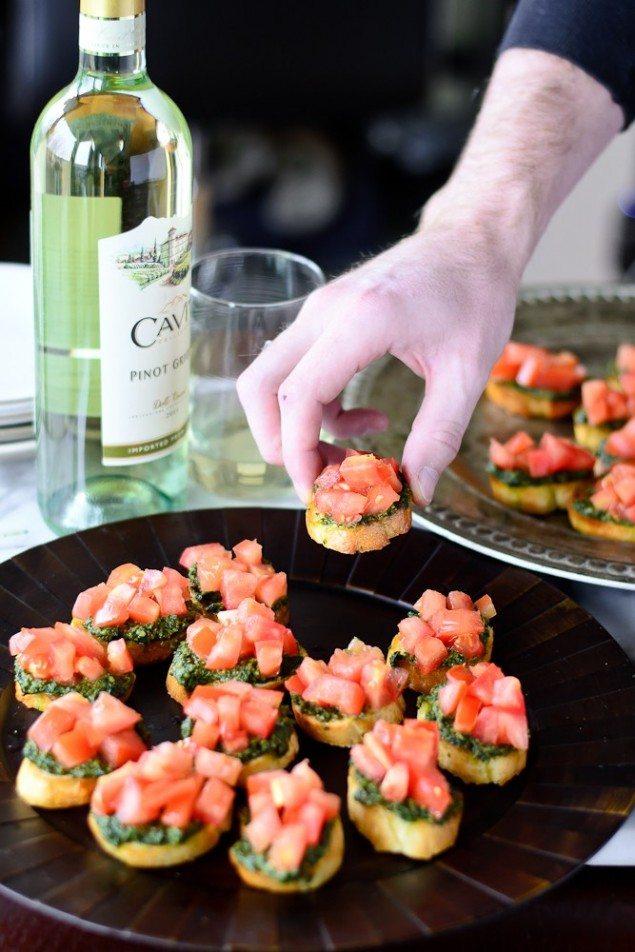 Easy Tomato and Pesto Bruschetta Bites