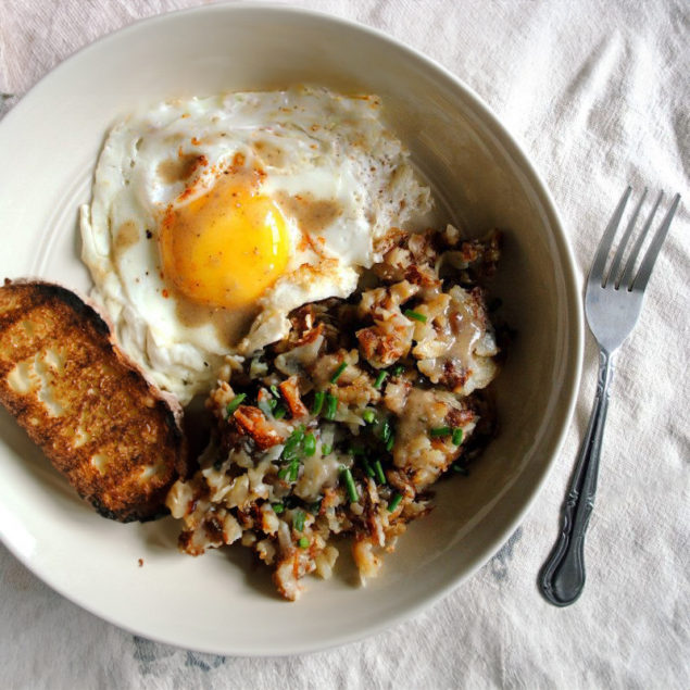 Hash-Browns with Gravy and Fried Eggs