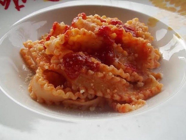 How to Make Perfectly Simple Tomato Sauce with Pasta and Parmigiano