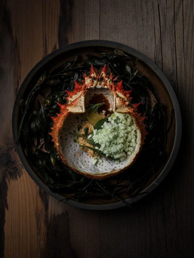 The food is not only delicious but also a masterpiece to look at. On the left crab salad with pickled cucumber. On the right grilled lomo bajo with green asparagus. hoto: Alex Teuscher) 