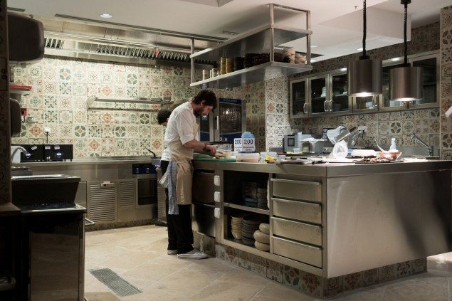 The kitchy tiles in the kitchen immediately takes you back to the 70's and gives you a home-y feeling. Photo: Alex Teuscher)