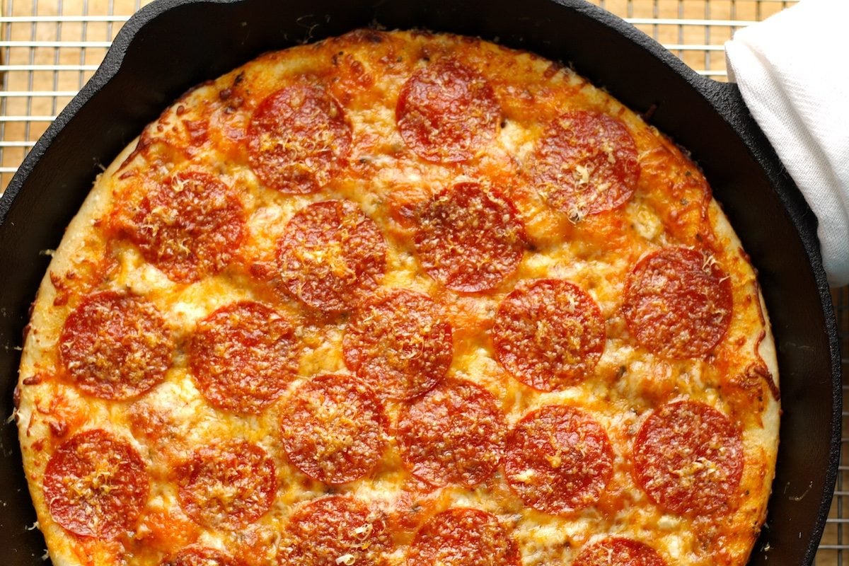 https://honestcooking.com/wp-content/uploads/2017/06/Cast-Iron-Pizza-Pepperoni-Overhead-Whole.jpg