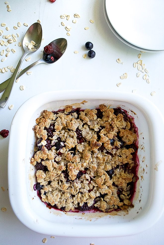 mixed berry oatmeal crisp - perfect, simple and delicious summer dessert. Refined sugar, gluten, and dairy free dessert that you will love! http://thelittlemomma.com