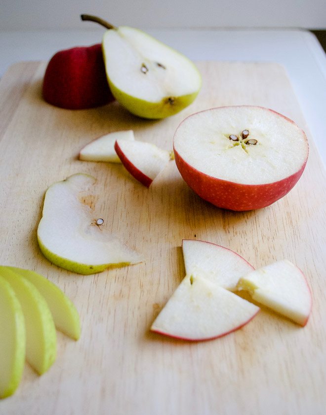 pear apple oatmeal crisp - Healthier way to have a festive fall dessert that's both easy and delicious! http://thelittlemomma.com