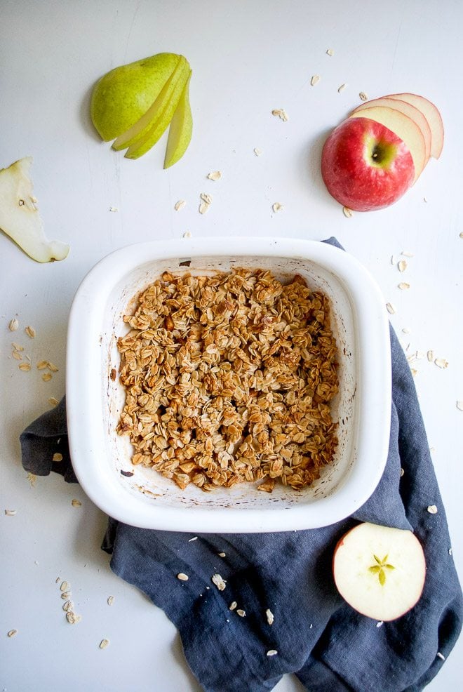 pear apple oatmeal crisp - Healthier way to have a festive fall dessert that's both easy and delicious! http://thelittlemomma.com