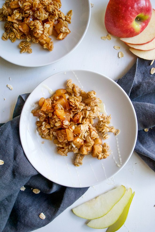 pear apple oatmeal crisp - Healthier way to have a festive fall dessert that's both easy and delicious! http://thelittlemomma.com