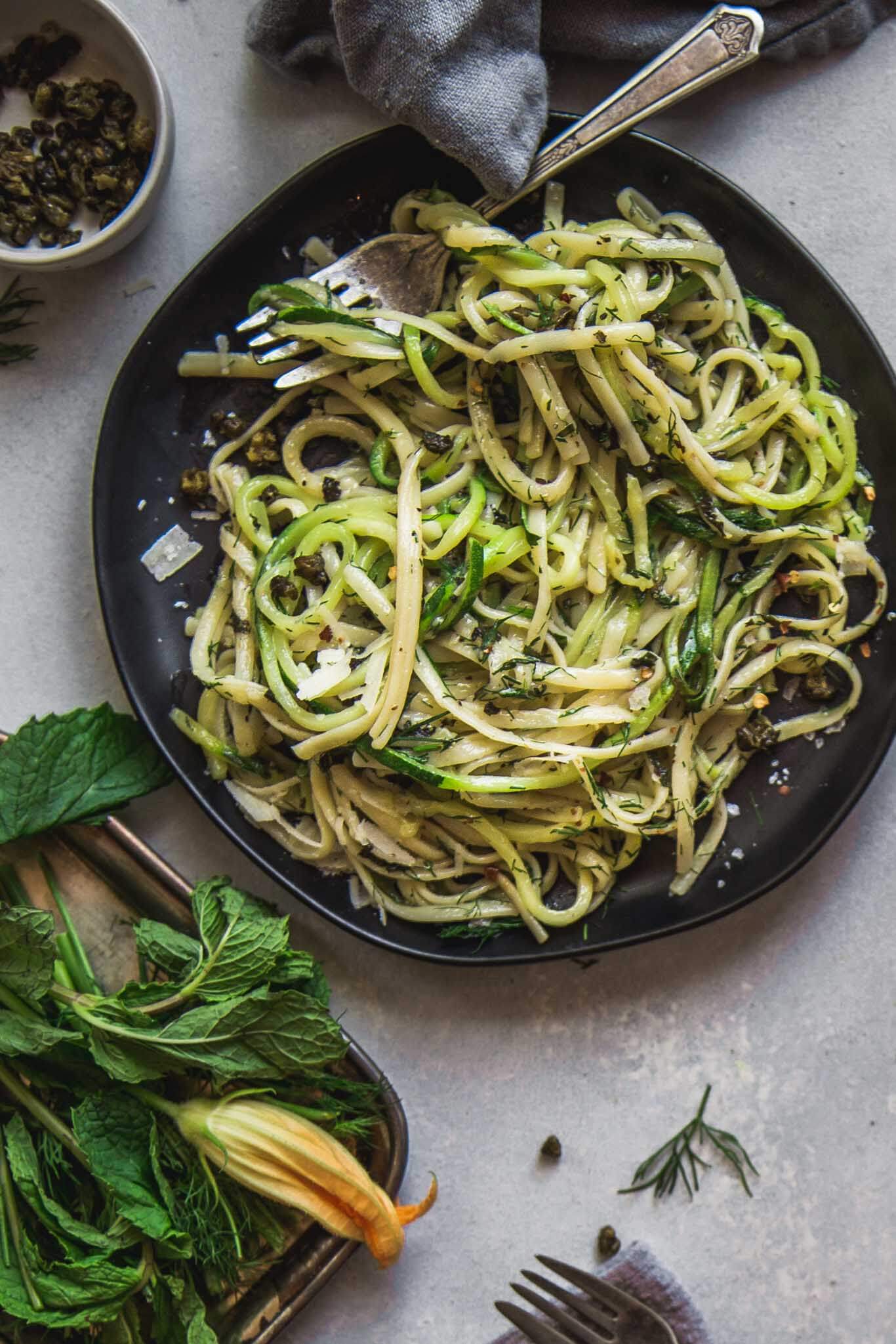 https://honestcooking.com/wp-content/uploads/2018/08/zucchini-noodles-fresh-herbs-5.jpg