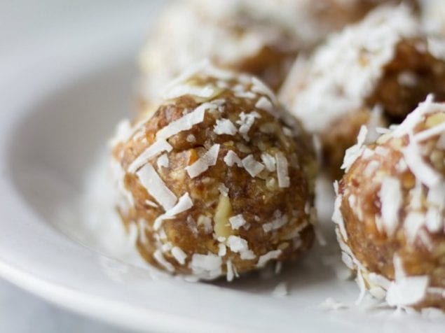 These Easy Coconut Date Bites are a great snack to bring you energy and make your day.