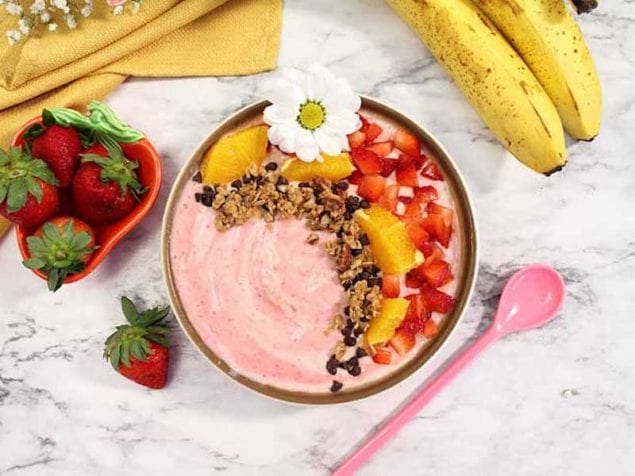 This Strawberry Banana Smoothie Bowl is not only delicious but easy to make. A recipe that combines all things summer, strawberries, orange juice and bananas. It’s the perfect tasty, nutritious breakfast to start the day.