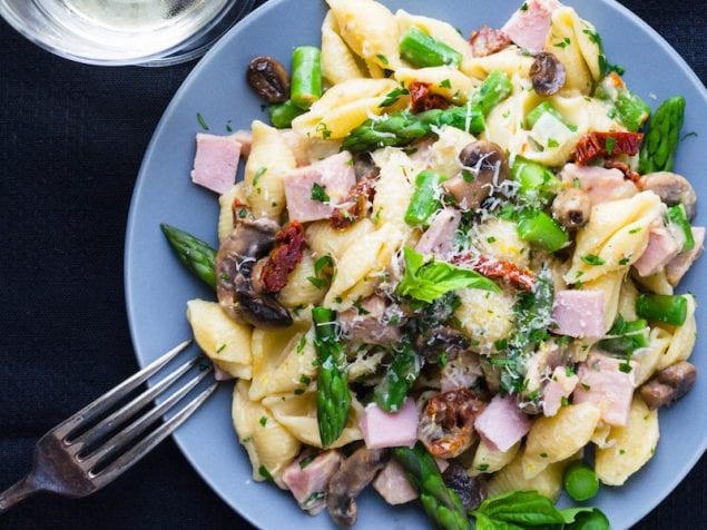 Looking for a pasta primavera that you can customize according to what you’ve got on hand? This Vegetable Primavera with Creamy Lemon Sauce and ham will please the whole family.