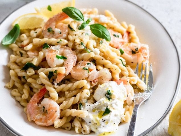 Make your dinner extra delicious this week with this Lemon, Shrimp, Burrata Pasta with plenty of garlic. This pasta is filled with the best fresh flavors and is a perfect light recipe for summer. Done in 30 minutes.