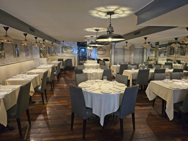 There are many great attractions on the border between the Upper East Side and Midtown Manattan, one of which is Chola, an exceptional Indian restaurant that has been a neighborhood favorite for decades.