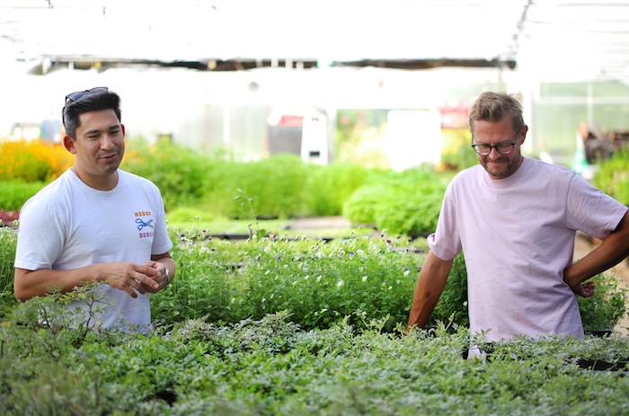 Tohru Nakamura and Johannes Schwarz discuss on plants. Photo by David Egui.