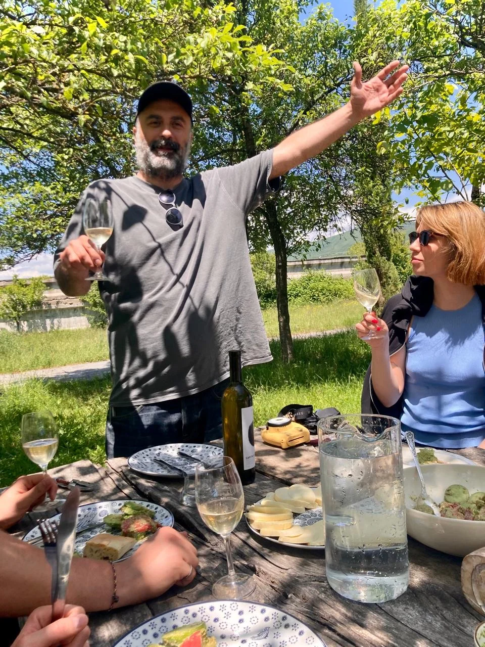 Mamuka Kikvadze makes a toast at Samtavisi